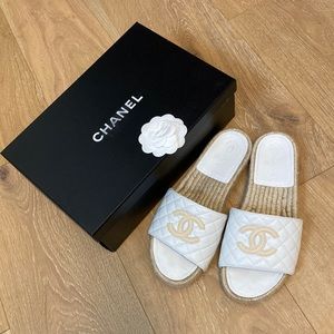 CHANEL AUTHENTIC White and Tan quilted leather Slides sandals size 39